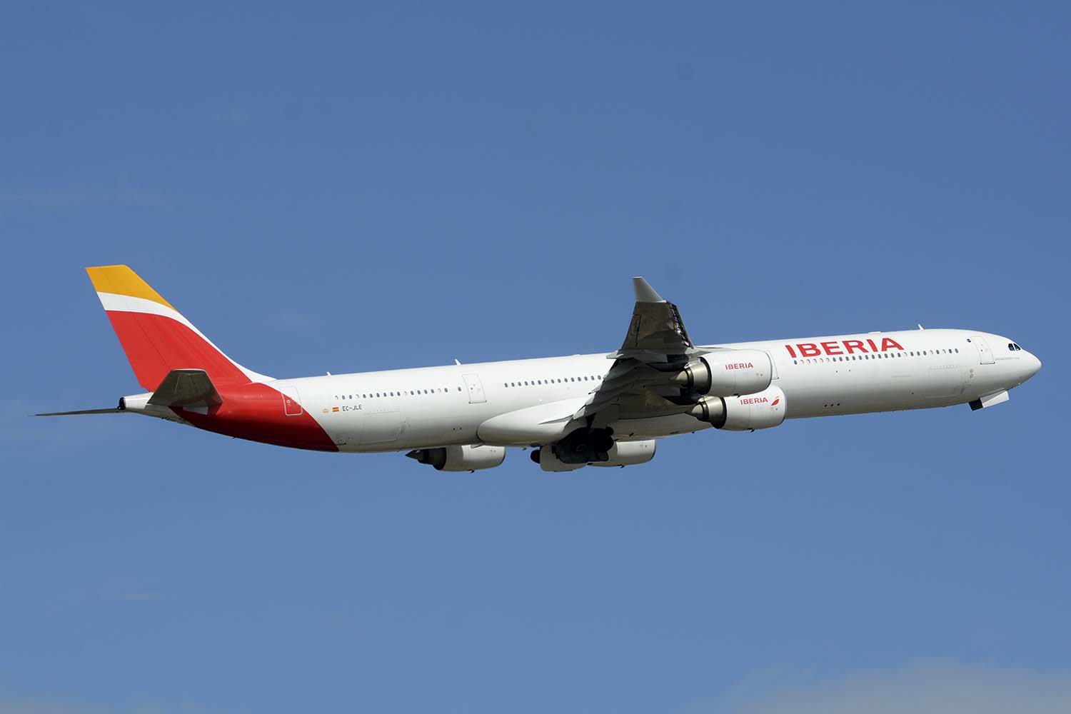 El EC-JLE, el último A340 operativo de Iberia despegando de Barajas con la actual librea de la aerolínea.