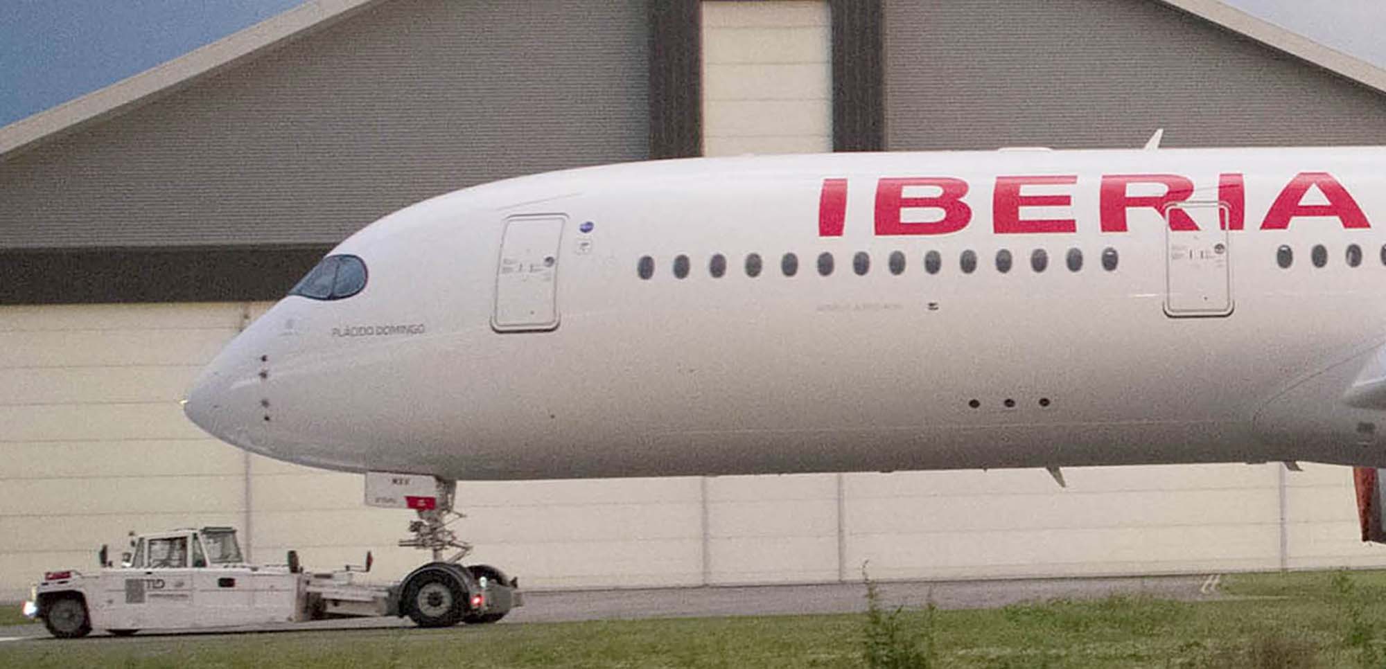 El primero de los Airbus A350 de Iberia ya pintado en Toulouse y luciendo el nombre de Plácido Domingo
