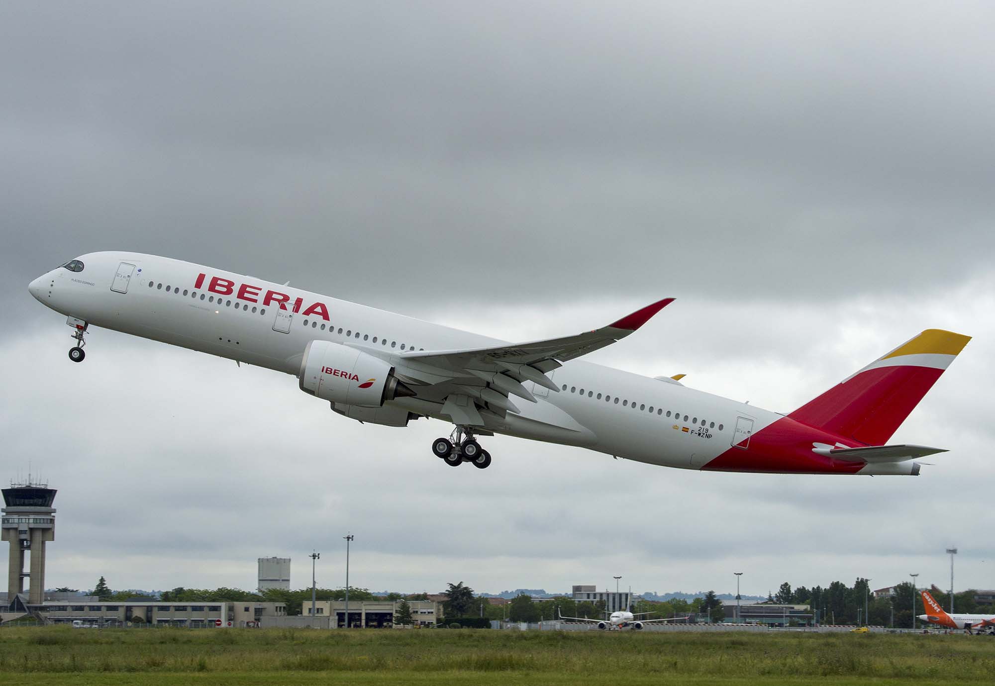 Despegue de Toulouse por la pista 32L del primer Airbus A350 de Iberia.