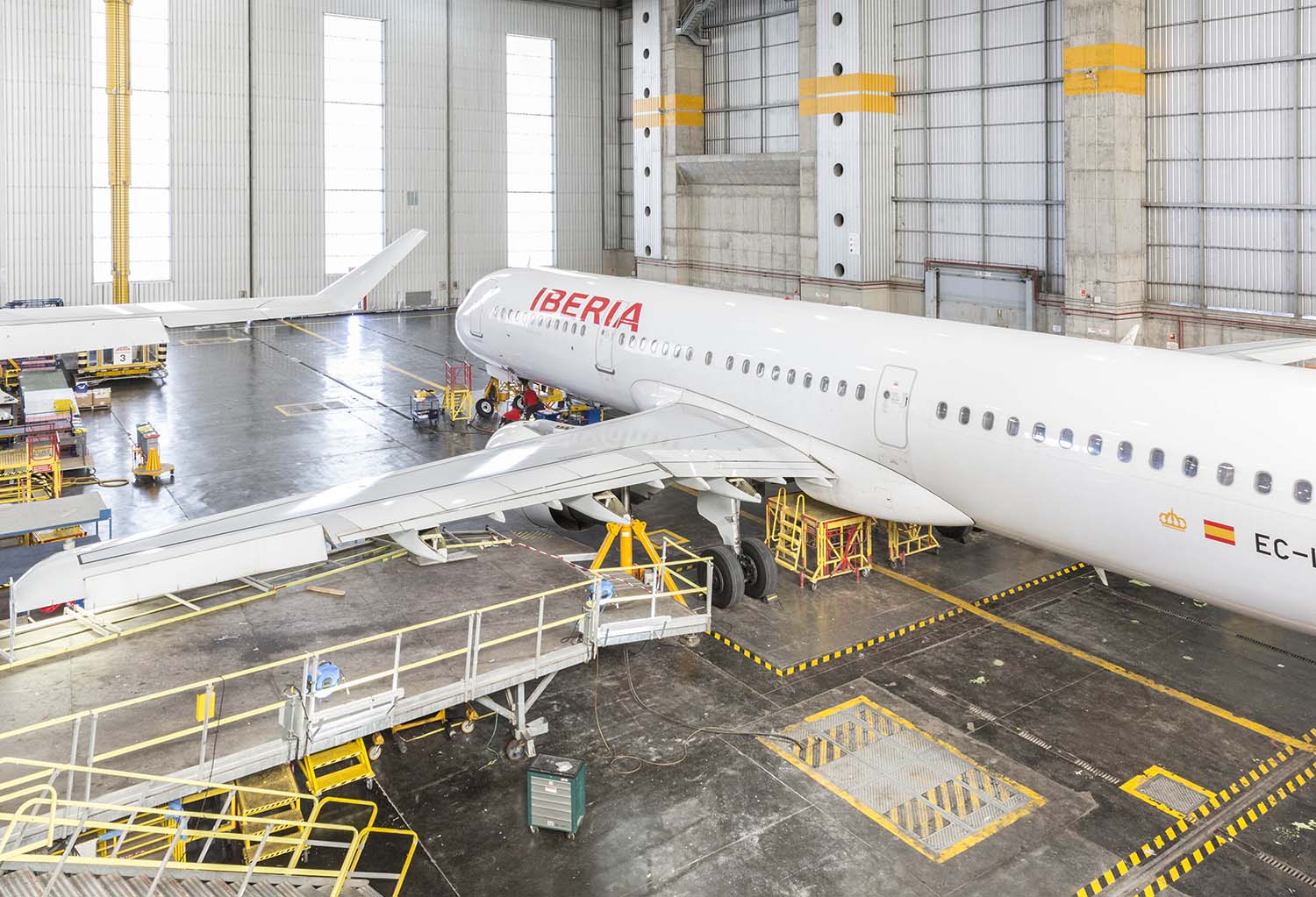 Airbus A321 de Iberia durante una revisión en el hangar número 6 de Iberia en el aeropuerto de Madrid Barajas.