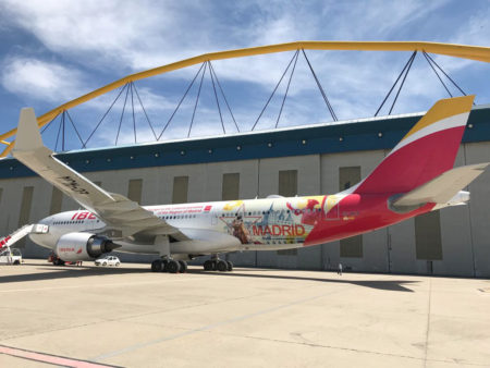 Tras la presentación en La Muñoza, el A330 partío poco antes de la 1 AM del día 13 hacia Montevideo en su primer vuelo comercial tras haber sido decrado.