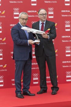 Luis Gallego y Alejandro Blanco tras la firma del acierdo.
