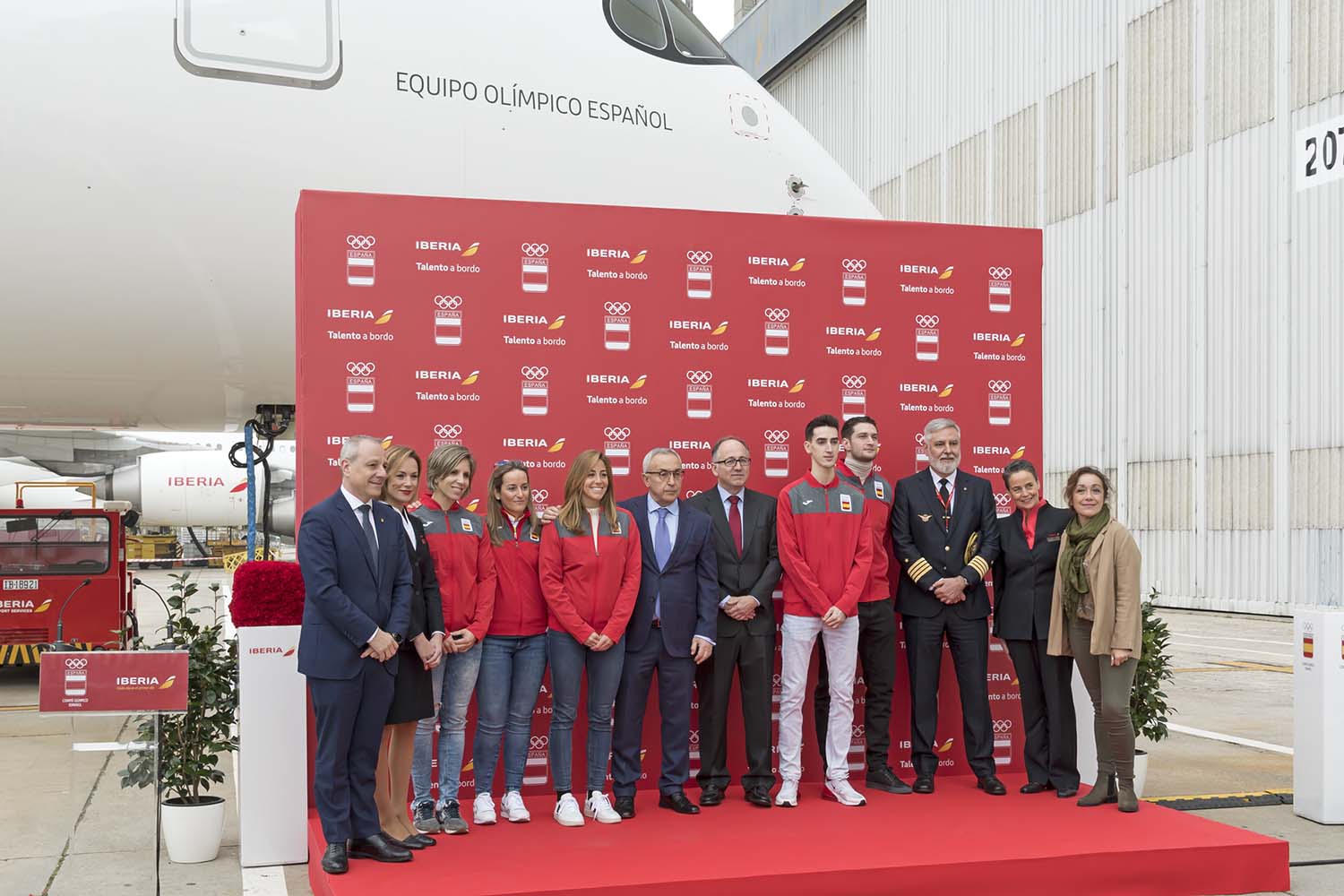 Luis Gallego y Alejandro Blanco con Teresa Portela (piragüismo), Fátima Gálvez (tiro), María López (hockey), Jesús Tortosa (taekwondo) y Niko Sherazadishvili (judo), y los tripulantes de A350 que estuvieron presentes.