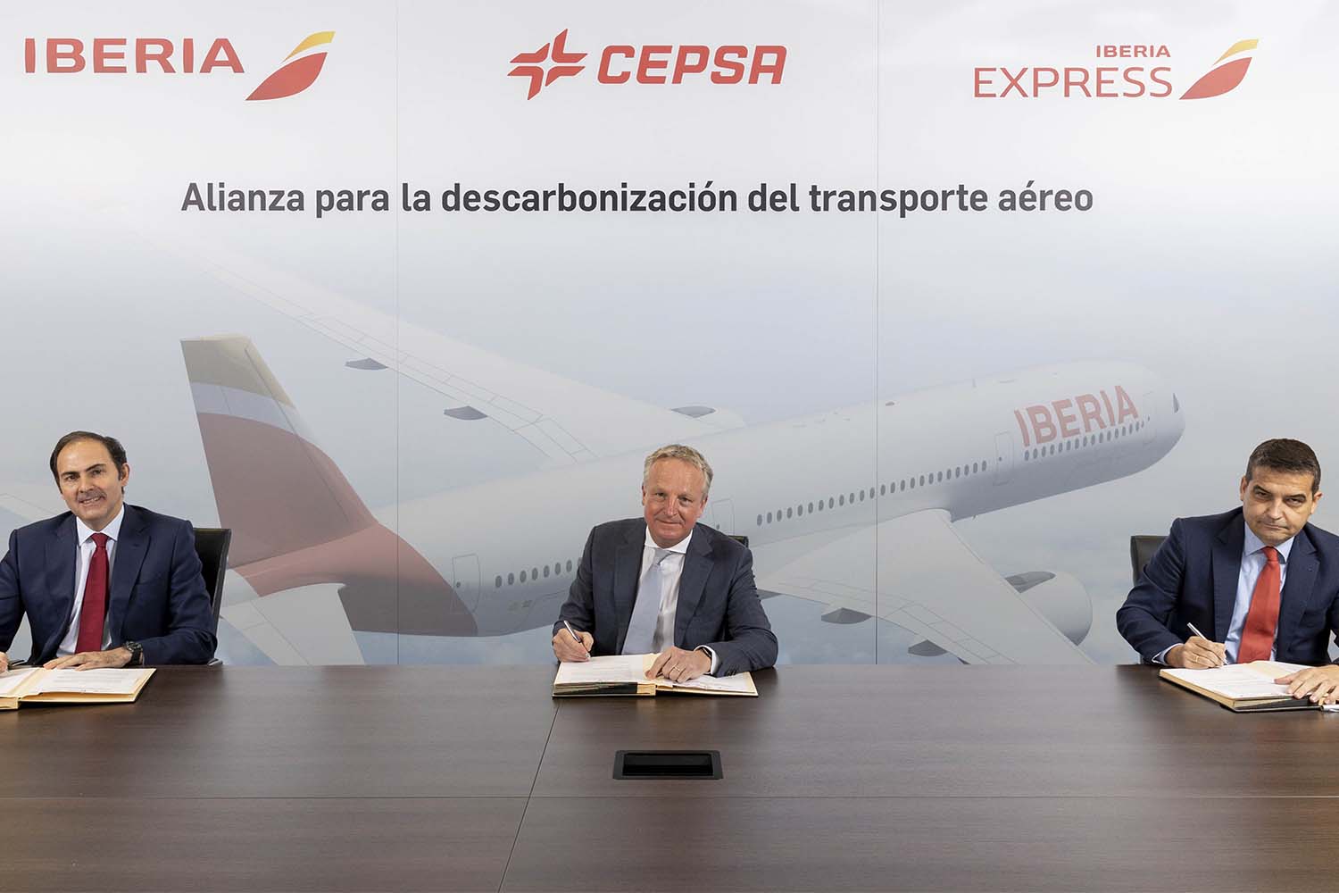 De izquierda a derecha, Javier Sánchez-Prieto, presidente de Iberia; Maarten Wetselaar, consejero delegado de Cepsa y Carlos Gómez, consejero delegado de Iberia Express.