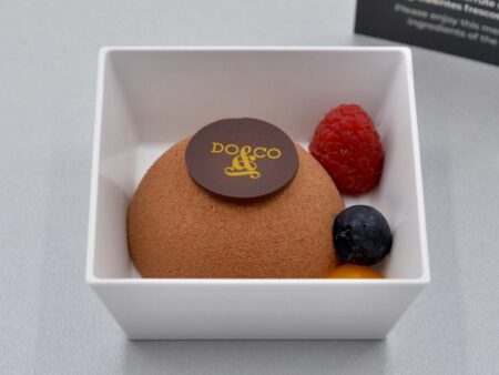 Domo de chocolate y plátano entre los postres.