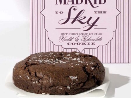 Galleta de chocolate y violeta en honor de Madrid, base de Iberia Expess.