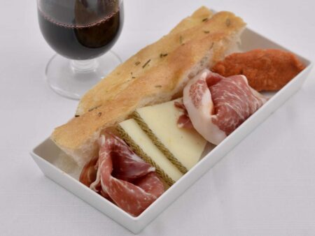 Focacchia e ibericos en business de Iberia Express.