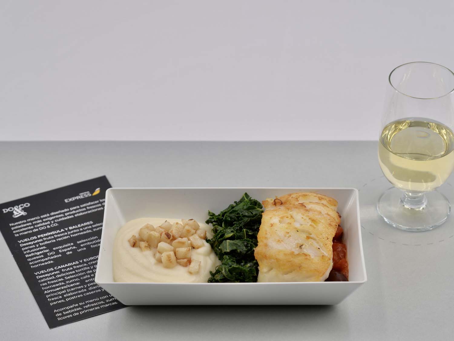 Un clásico a bordo, merluza, pero con un toque moderno en los nuevos menús de Iberia Express.