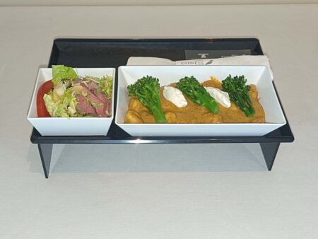 Solomillo y gnocchi con salsa curry.