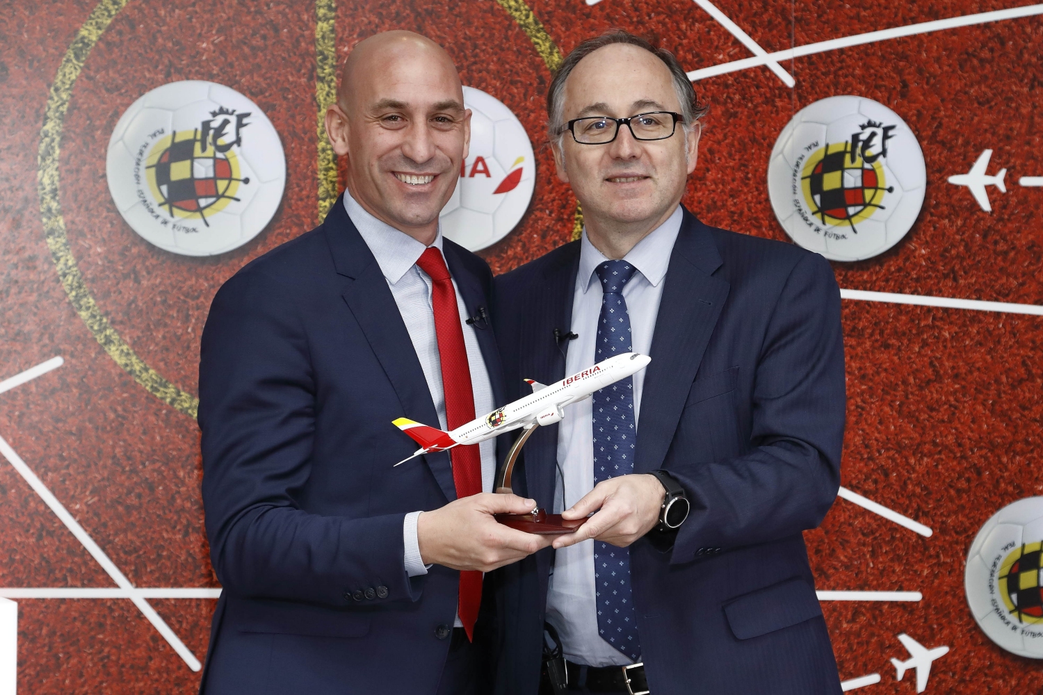 Luis Rubiales y Luis Gallego, presidentes de la RFEF e Iberia tras la firma del acuerdo entre ambas.