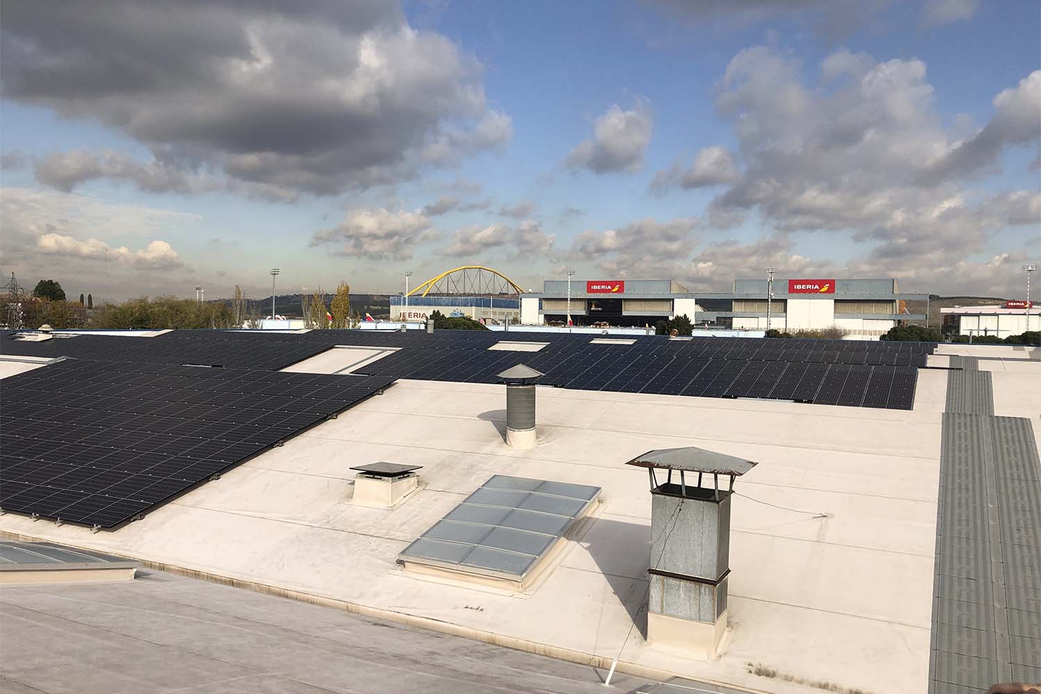 Techo del taller de motores con los paneles solares instalados.º