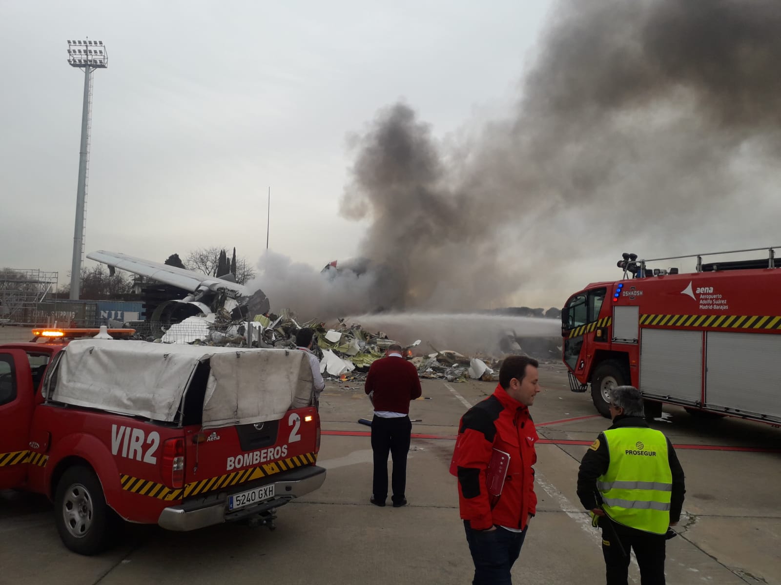 Un momento del incendio del Airbus A340 EC¨GJT durante su desguace en Madrid.