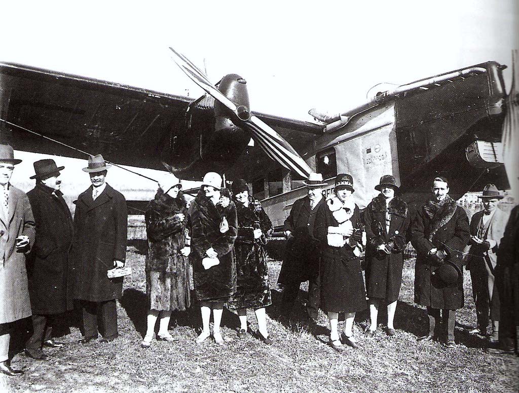 Pasajeros de Iberia junto a uno de los Rohrbach con los que comenzó a volar hace 95 años el próximo diciembre.