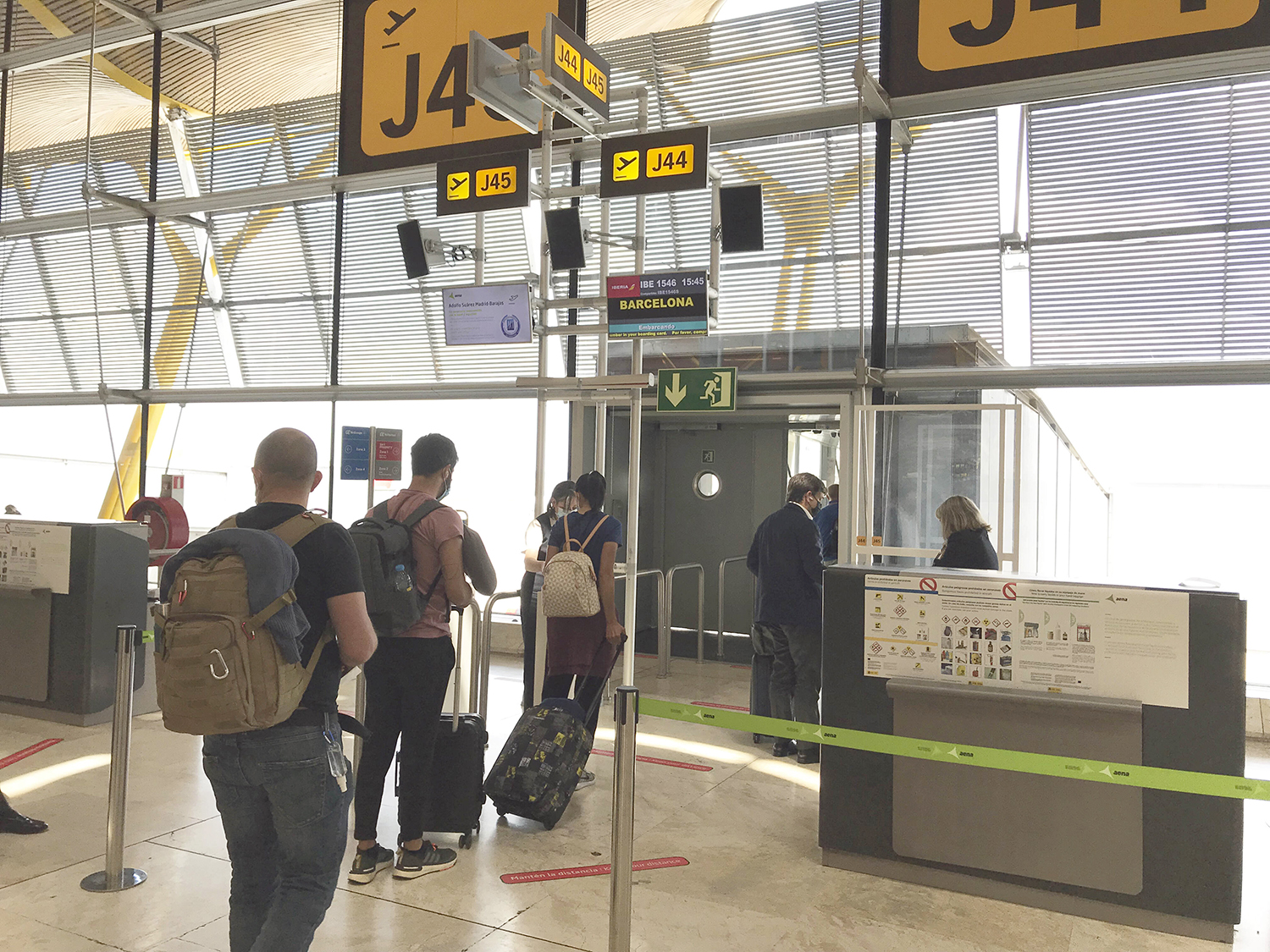 Embarque en la T4 de Madrid barajas de un vuelo de Iberia atendido por Iberia Airport Services .