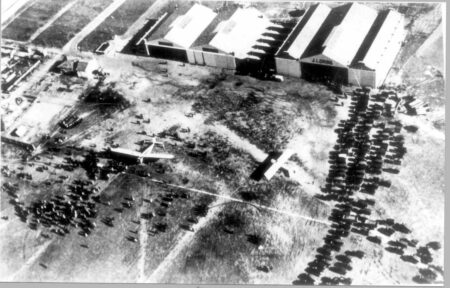 Vista aérea del aeródromo de Carabanchel con los dos aviones de Iberia y los invitados a la ceremonia.