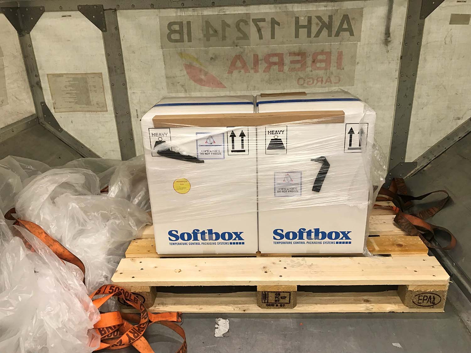 Cajas con vacunas del COVID-19 transportadas por Iberia.