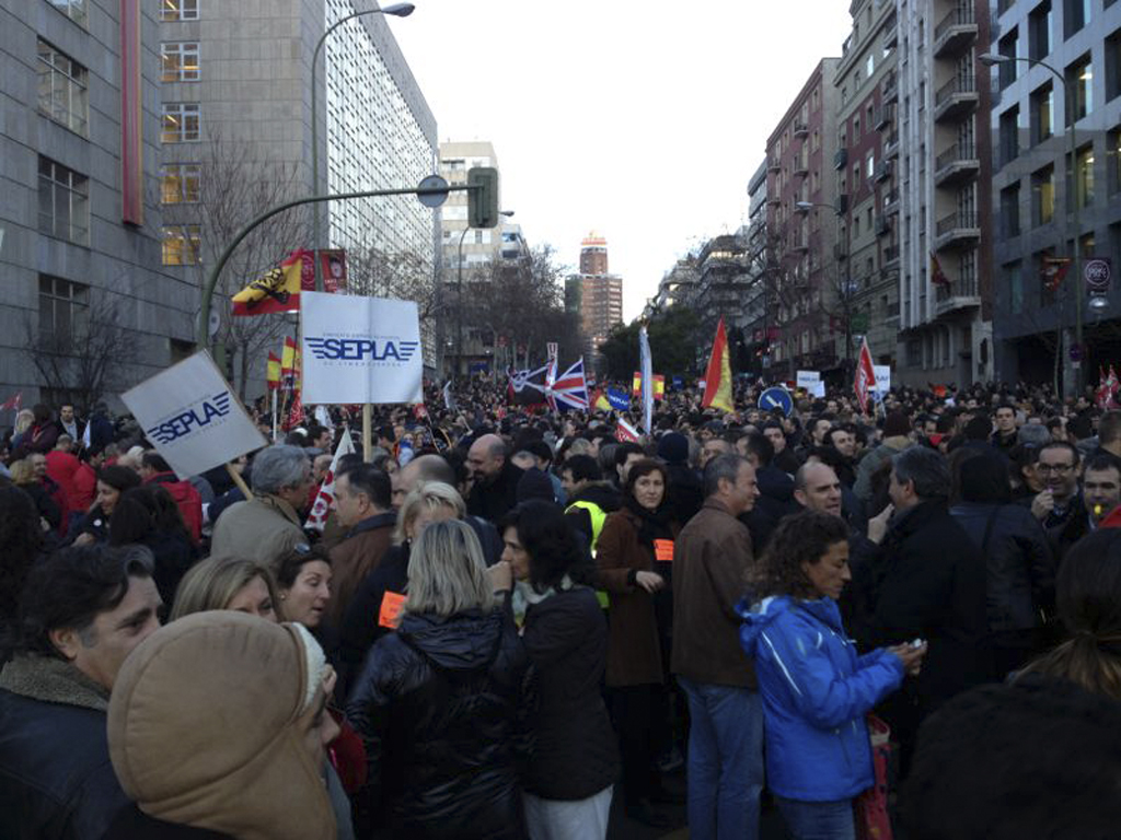 Empelados de Iberia se manifiestan ante la sede de la compañía