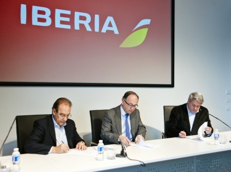 Los sindicatos de tierra de Iberia aceptan condiciones laborales similares a las de los demás colectivos.