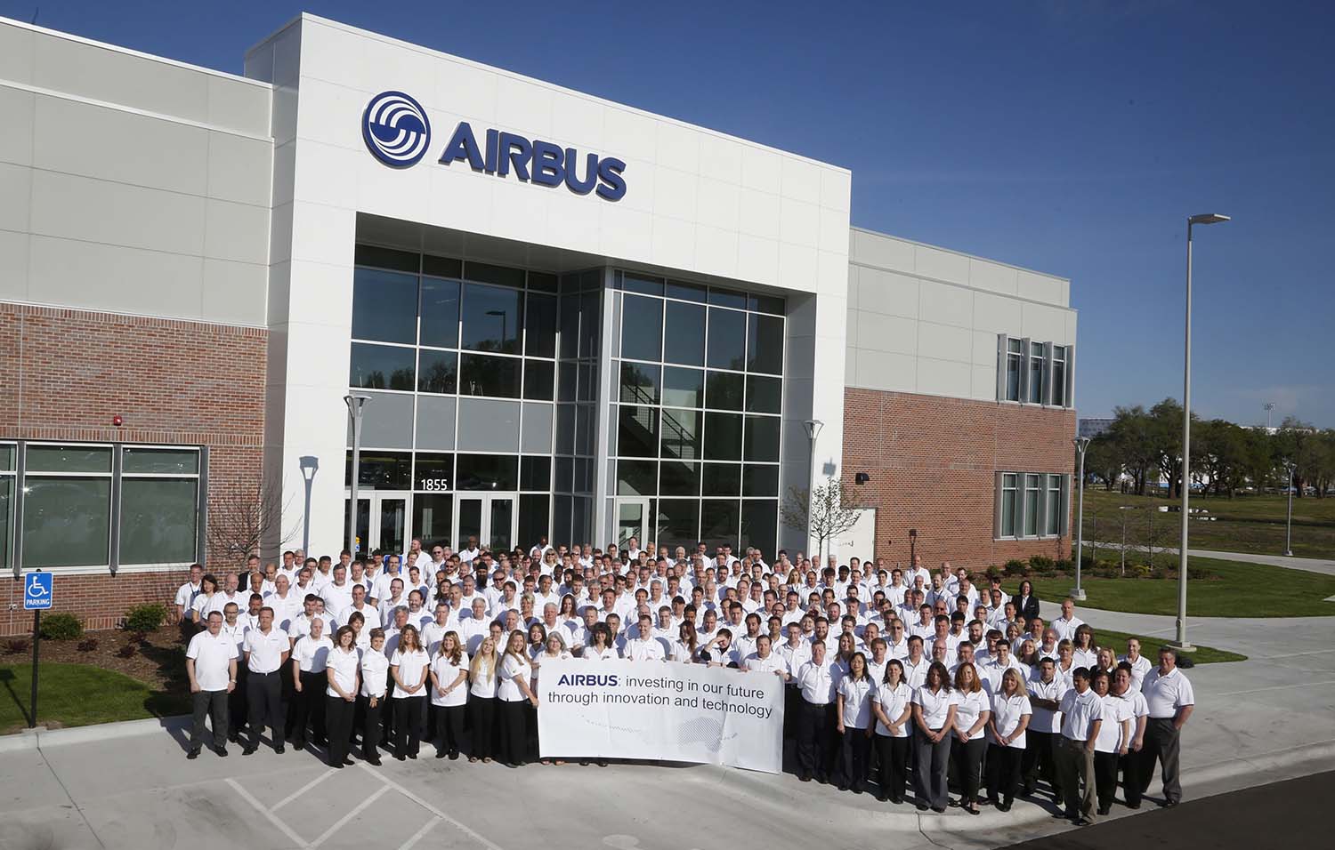 Inauguración en 2017 del centro de ingeniería e innovación de Airbus en Wichita (Kansas, EE.UU.).