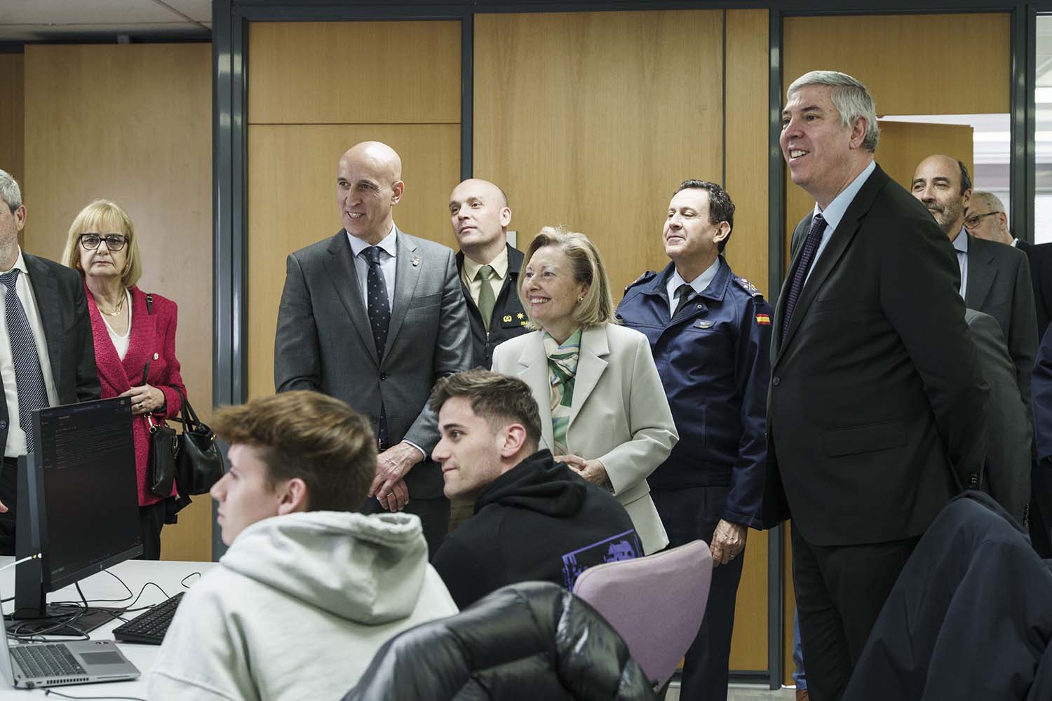 Amparo valcarce y José Vicente de los Mozos durante la visita al Centro de Excelencia de Indra.