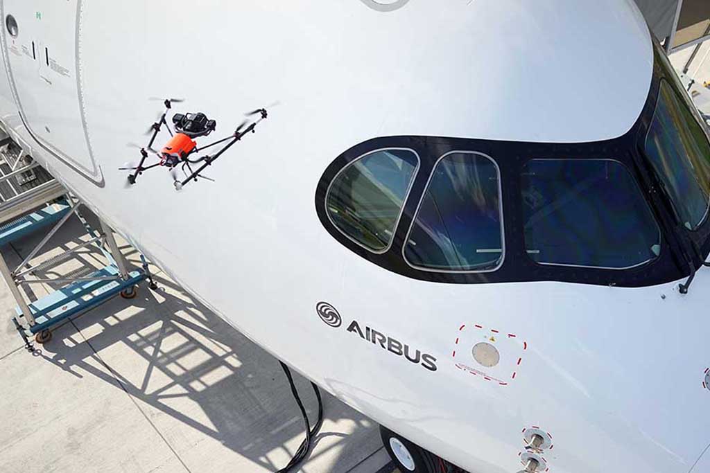Demostración en Farnborough del uso de un dron para revisar el exterior del fuselaje en busca de arañazos o cualquier otro defecto.