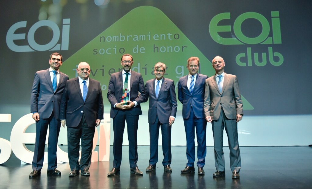 Javier Diaz-Gil ,en el centro, acompañado, de izquierda a derecha por Daniel Castañeda, Miguel Sánchez Montes de Oca, de la Confederación de Empresarios de Andalucía, Adolfo Cazorla Montero, director general de EOI, Luis López-Cozar, presidente del club EOI, y Francisco Velasco, director de EOI Andalucía.
