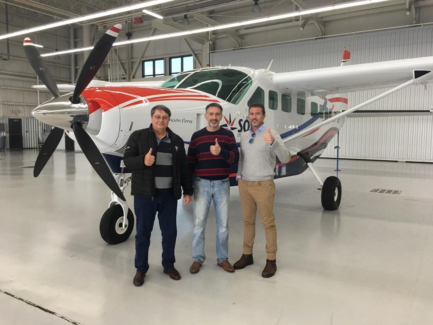 Directivos de JetCo Express frente a un Caravan, similar al que usará la nueva aerolínea, en la factoría de Cessna.