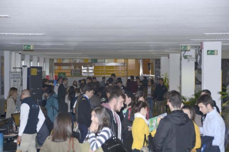 Zona de stands de la I Jornada de Formación Aeronáutica y Empleabilidad organizada por Fly News en la facultad Facultad de Ciencias Económicas y Empresariales de la Universidad Autónoma de Madrid.