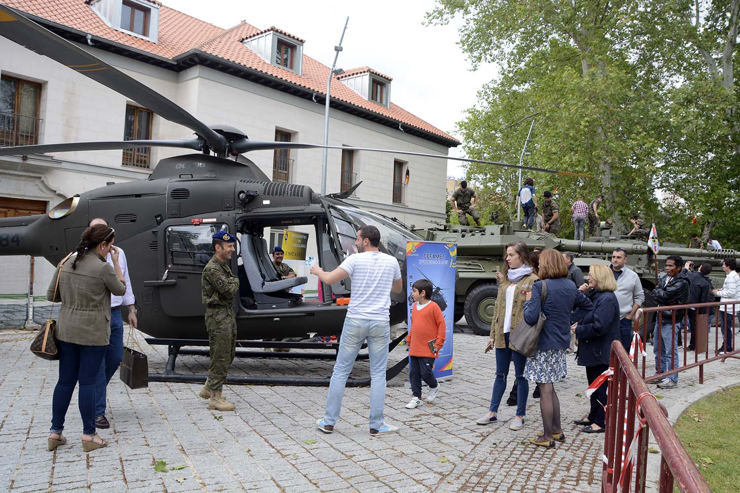 Exhibición en Madrid Río por el Día de las Fuerzas Armadas.