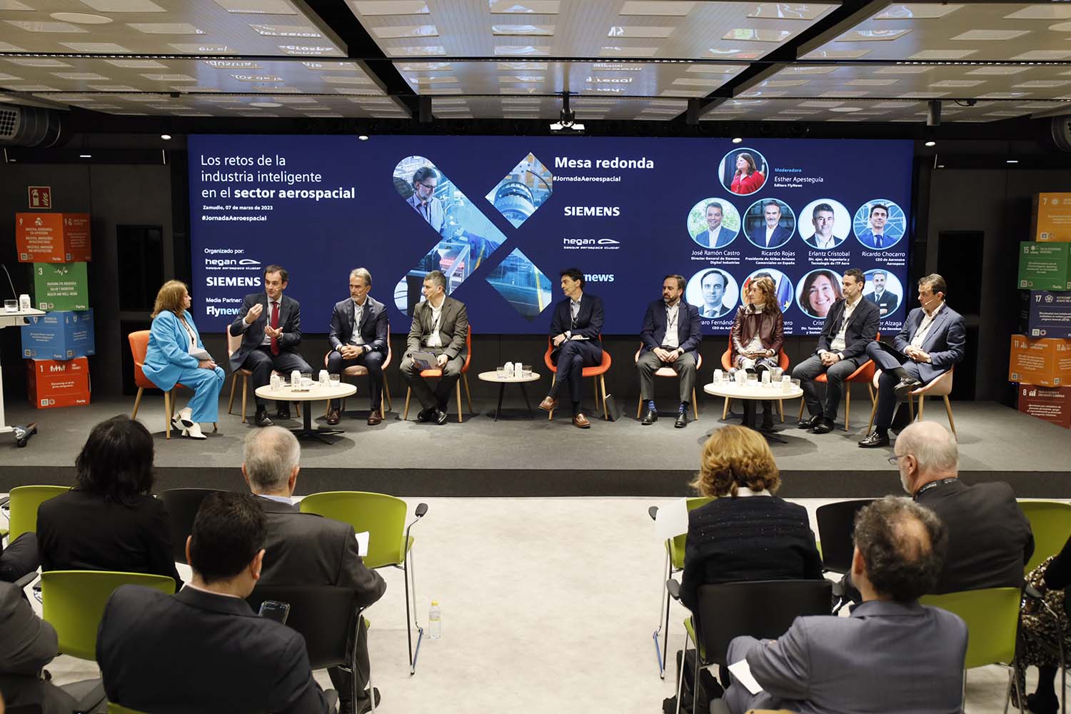 Mesa de debate en la jornada Los retos de la industria inteligente en el sector aeroespacial.