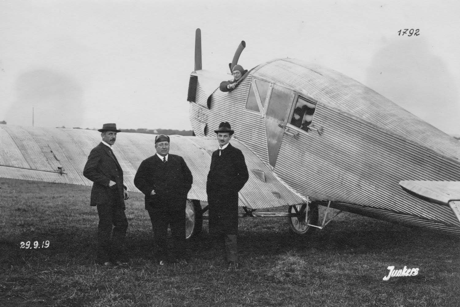 Otto Reuters, primero a la izquierda, fue el diseñador del F13 así como de otros aviones de Junkers.