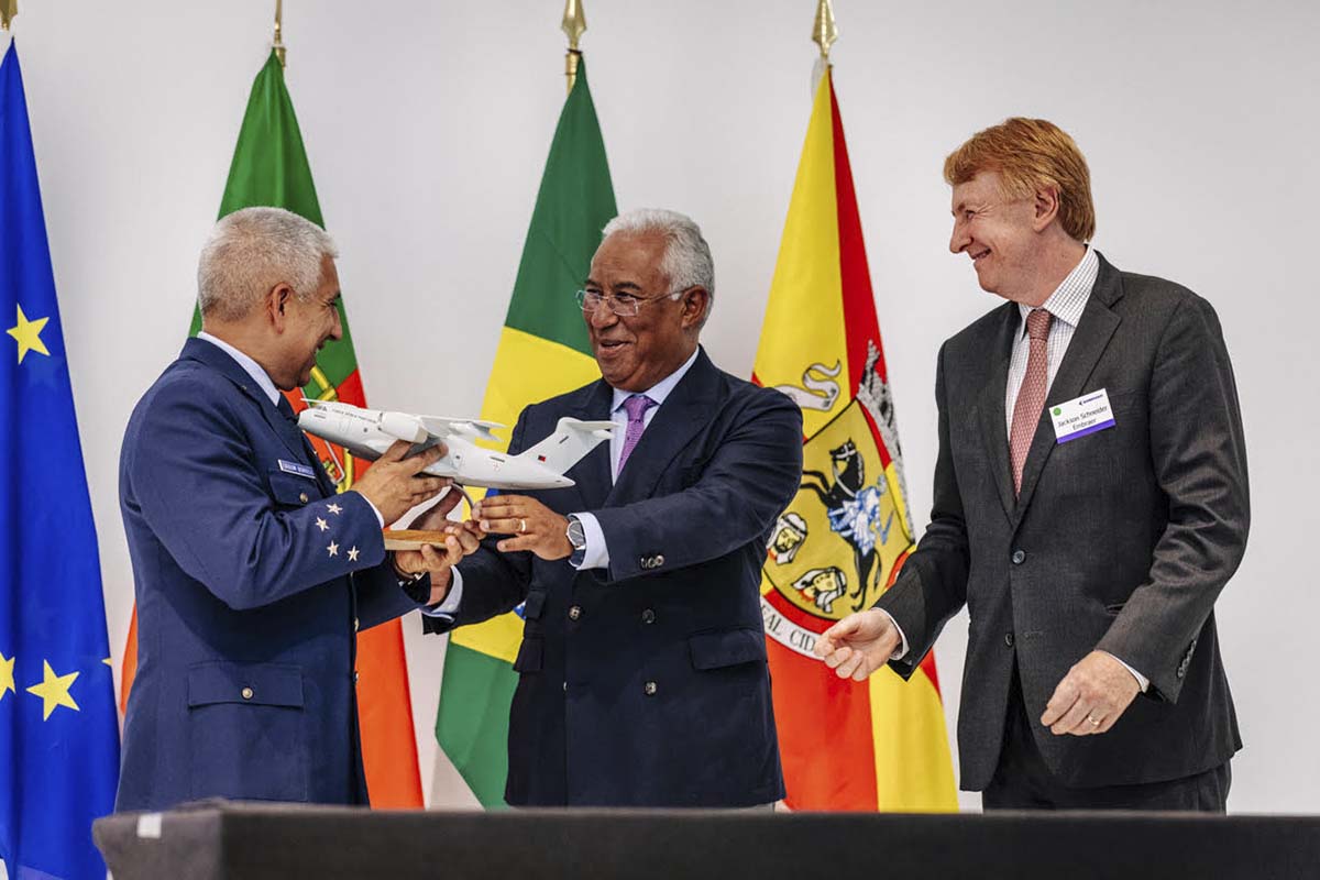 De izquierda a derecha, el general Joaquim Borrego, jefe de la Fuerza Aérea de Portugal; António Costa, primer ministro de Portugal; y Jackson Schneider, presidente de Embraer Defense and Security, tras la firma en la ciudad de Évora del contrato del KC-390.