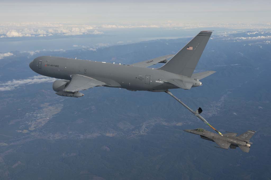 Repostaje en vuelo de un F-16 desde el KC-46A.