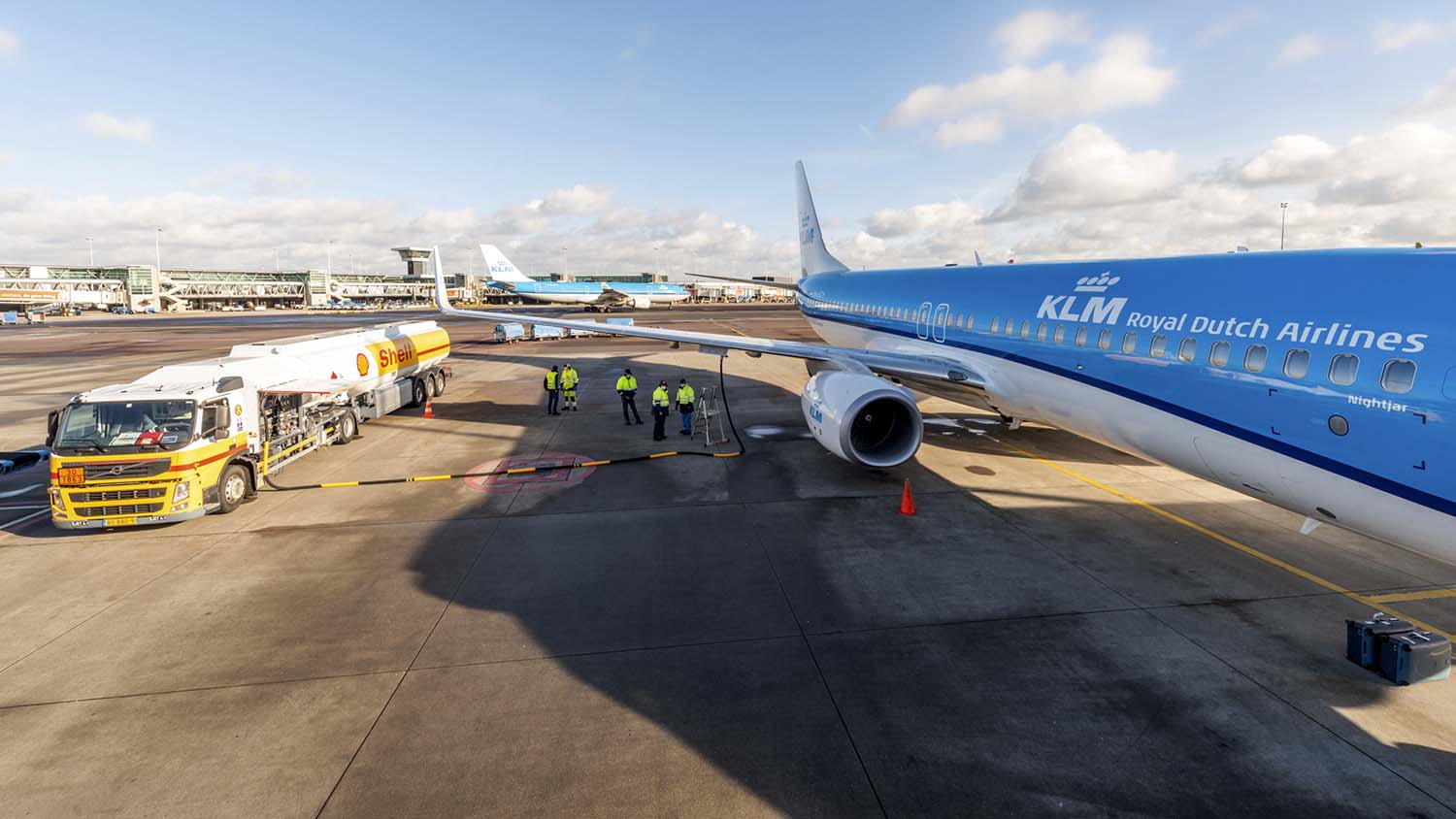 Repsotaje en el aeropuerto de Ámsteram Schiphol del Boeing 737 PH-BCH para el vuelo a Madrid con keroseno sintético.