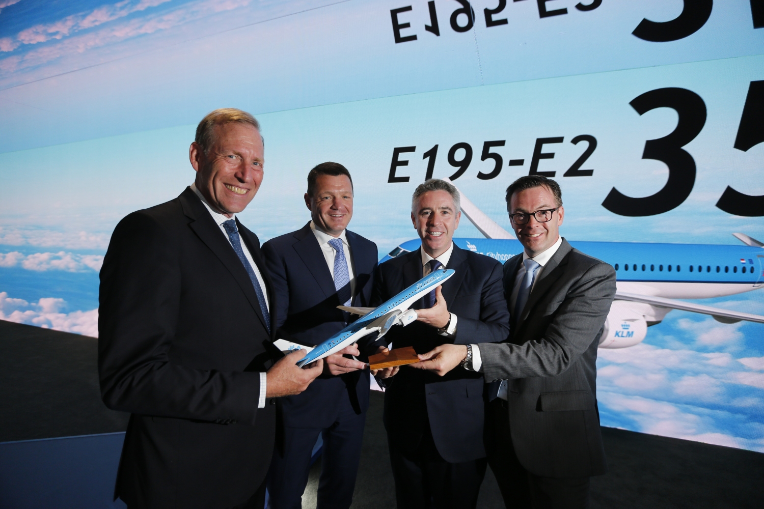 Anuncio del acuerdo entre KLM y Embraer en el salón de Le Bourget.