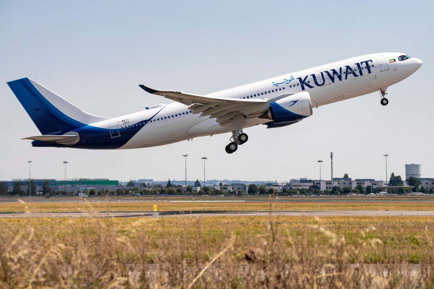 Despegue en Toulouse del primer Airbus A330-800 para Kuwait Airways.