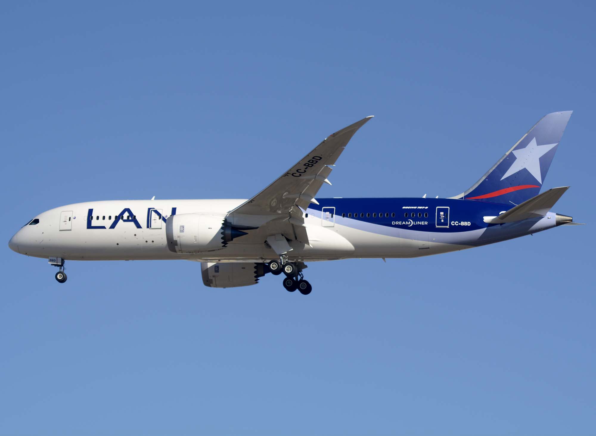 El Boeing 787-8 CC-BBD, ya con los nuevos colores de LATAM ha sido el primero en ser enviado a reparaciones urgentes.