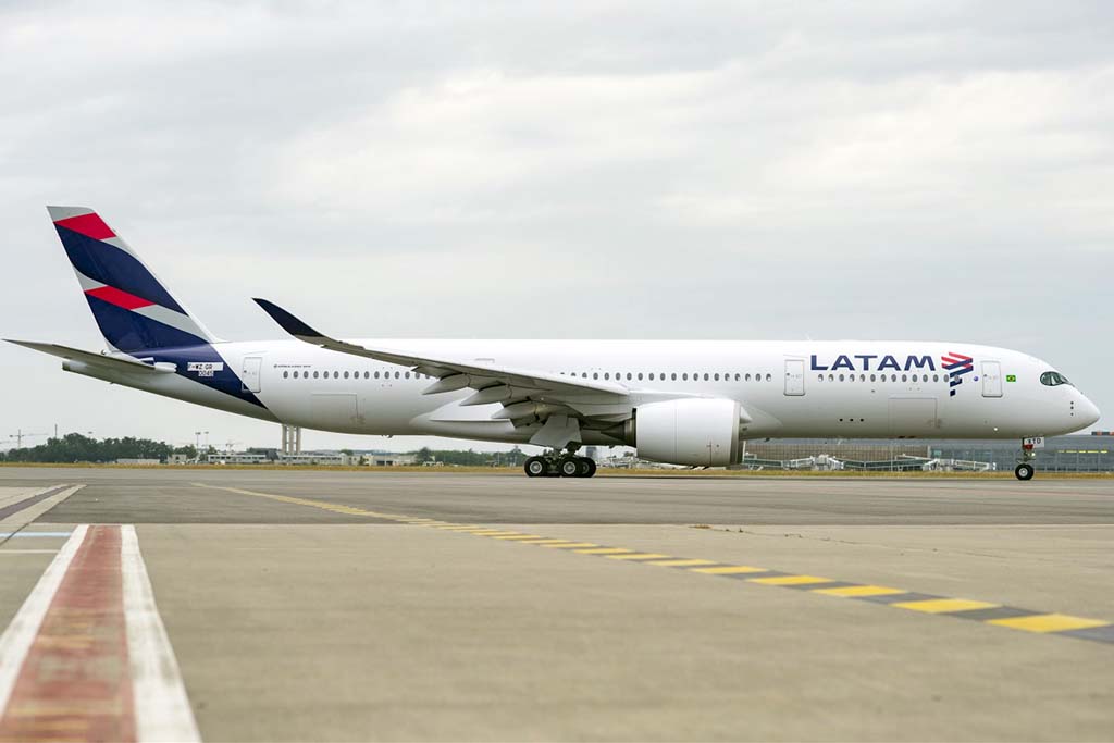 De los seis A350 que Latam tiene en servicio, tres lucen los colores de TAM y tres los de Latam.