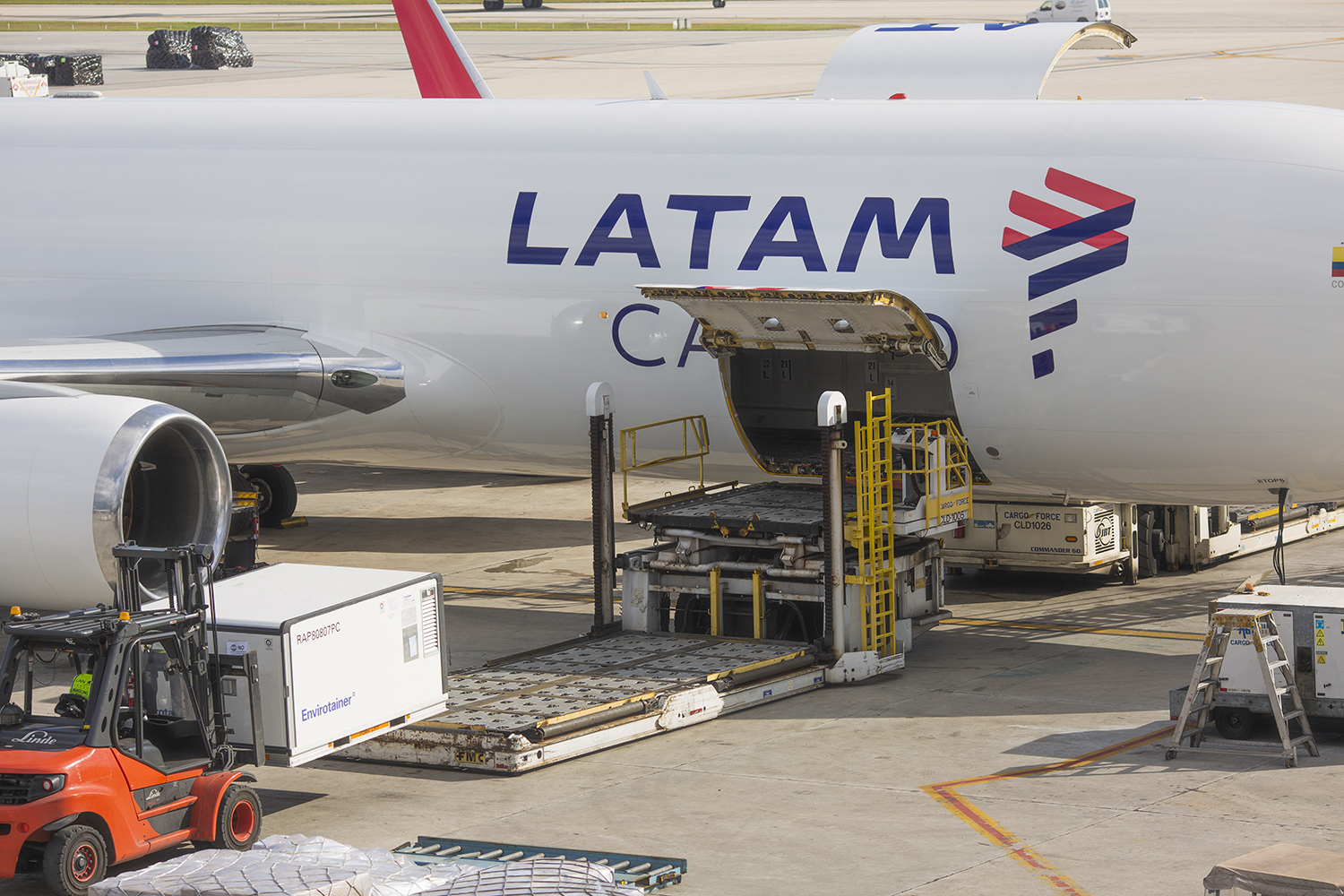 Carga de un contenedor con vacunas en un avión de LATAM.
