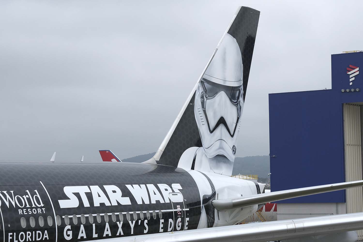 Imagen del stormtrooper de Star Wars en el Boeing 777 de LAtam.