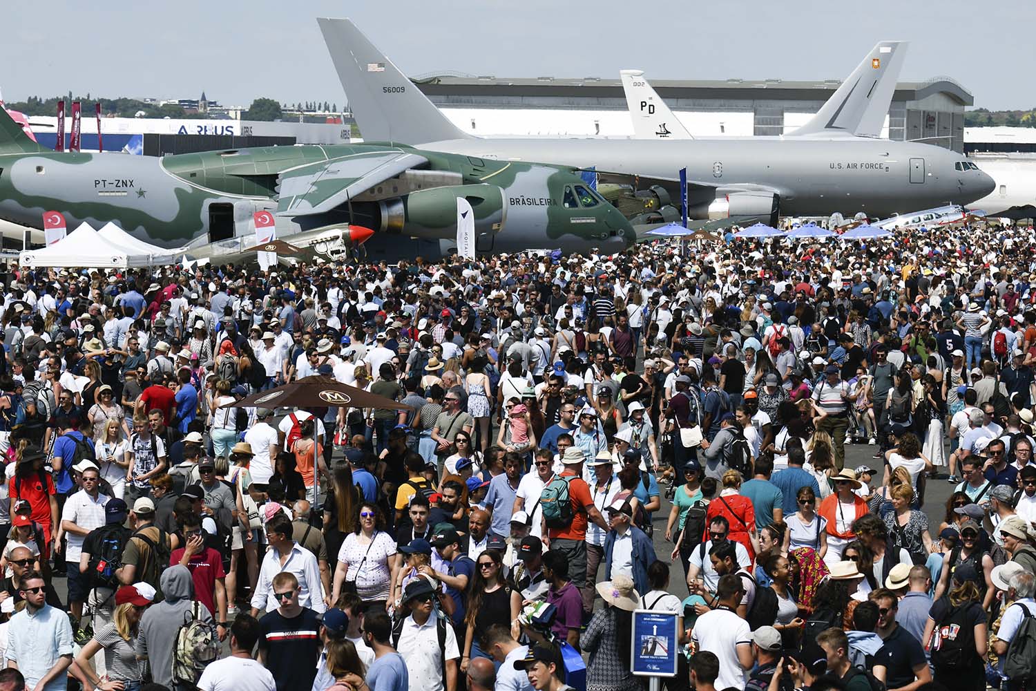 Asistentes al Salón de Le Bourget 2019 en uno de los días públicos.