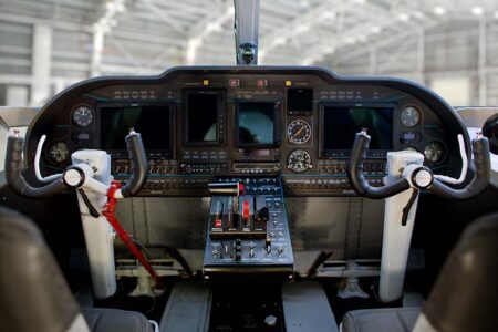 Cockpit del Legenada 570.