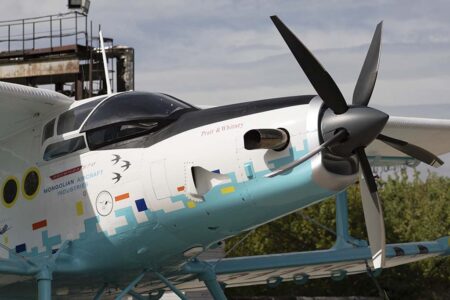 Morro de un  Legenda 570 con motor Pratt & Whitney según pone en el mismo.