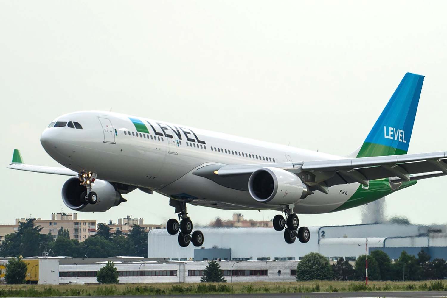Llegada a París del primer A330 de Level Francia.