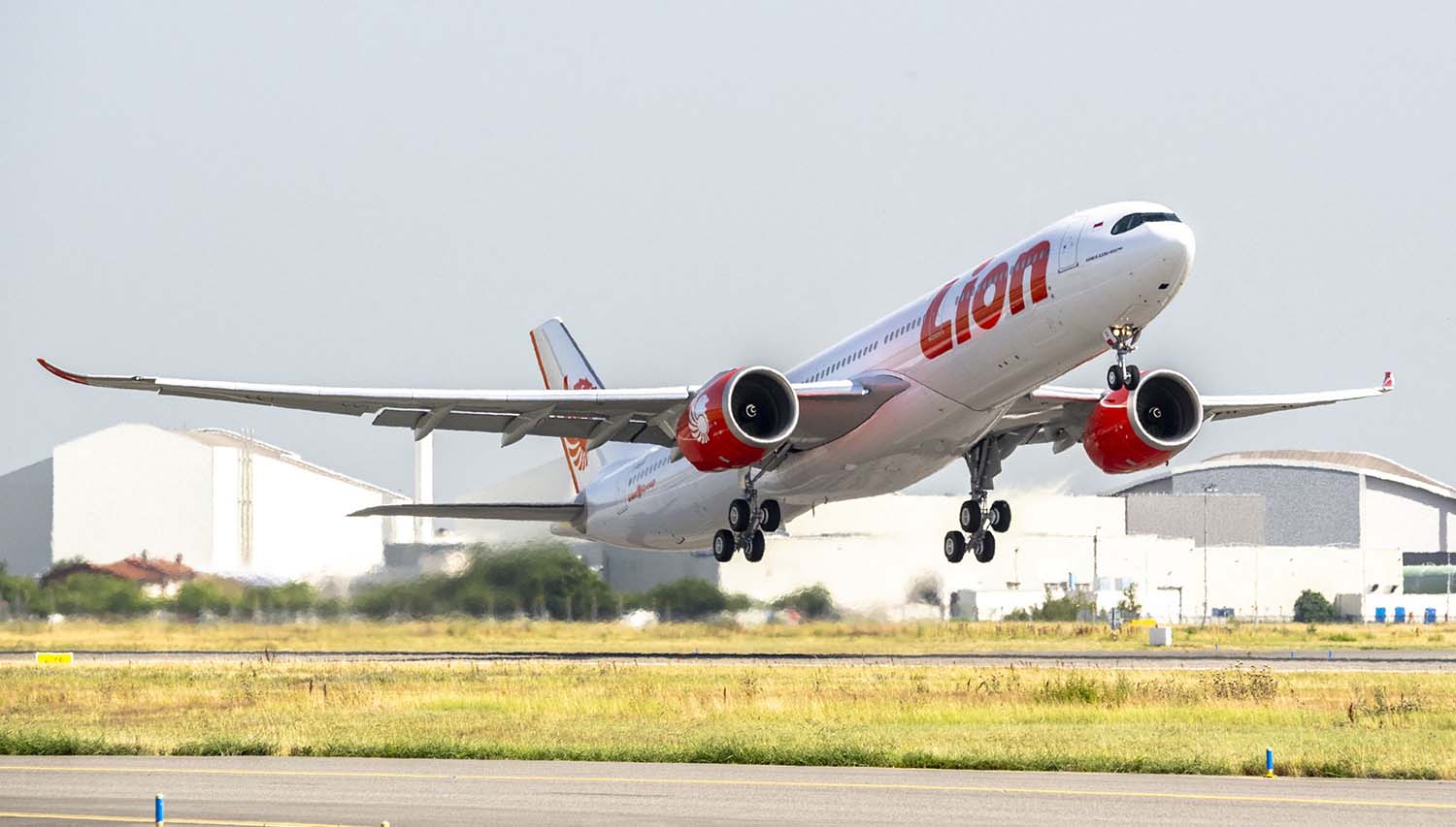 El primer Airbus A330neo de Lion Air depsegando de Toulouse.