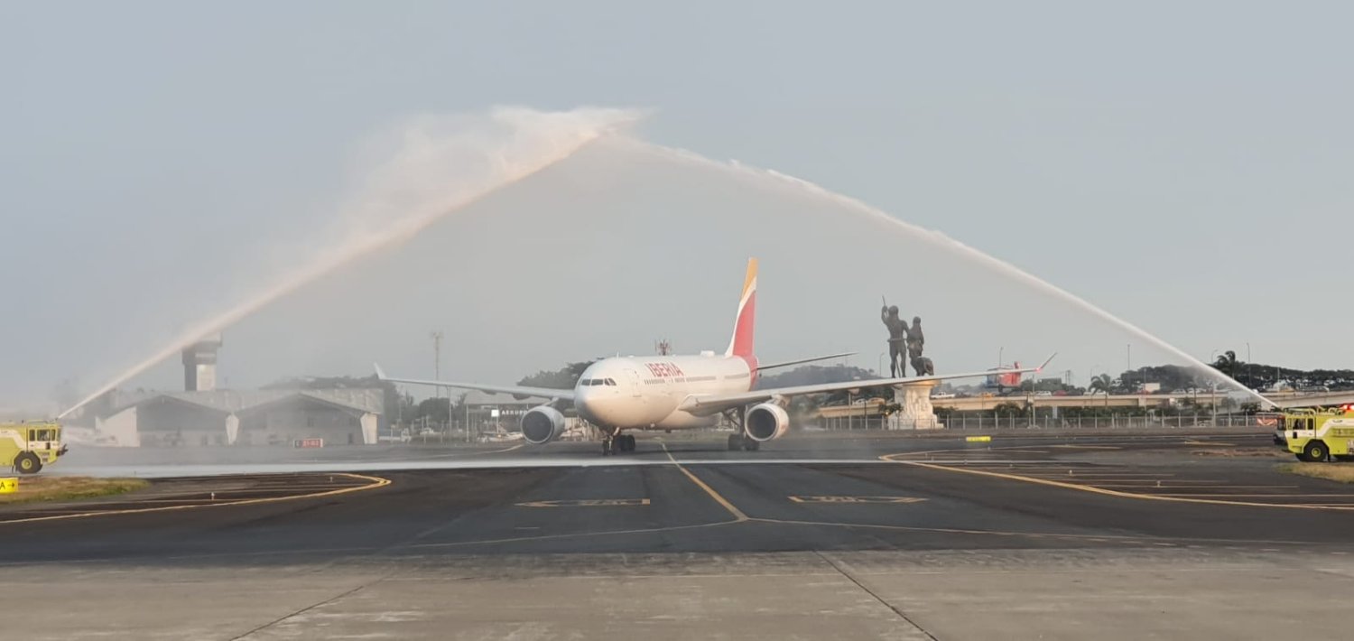 Arco de agua en Guayaquil para celebrar la llegada del primer vuelo de Iberia al aeropuerto de la ciudad.