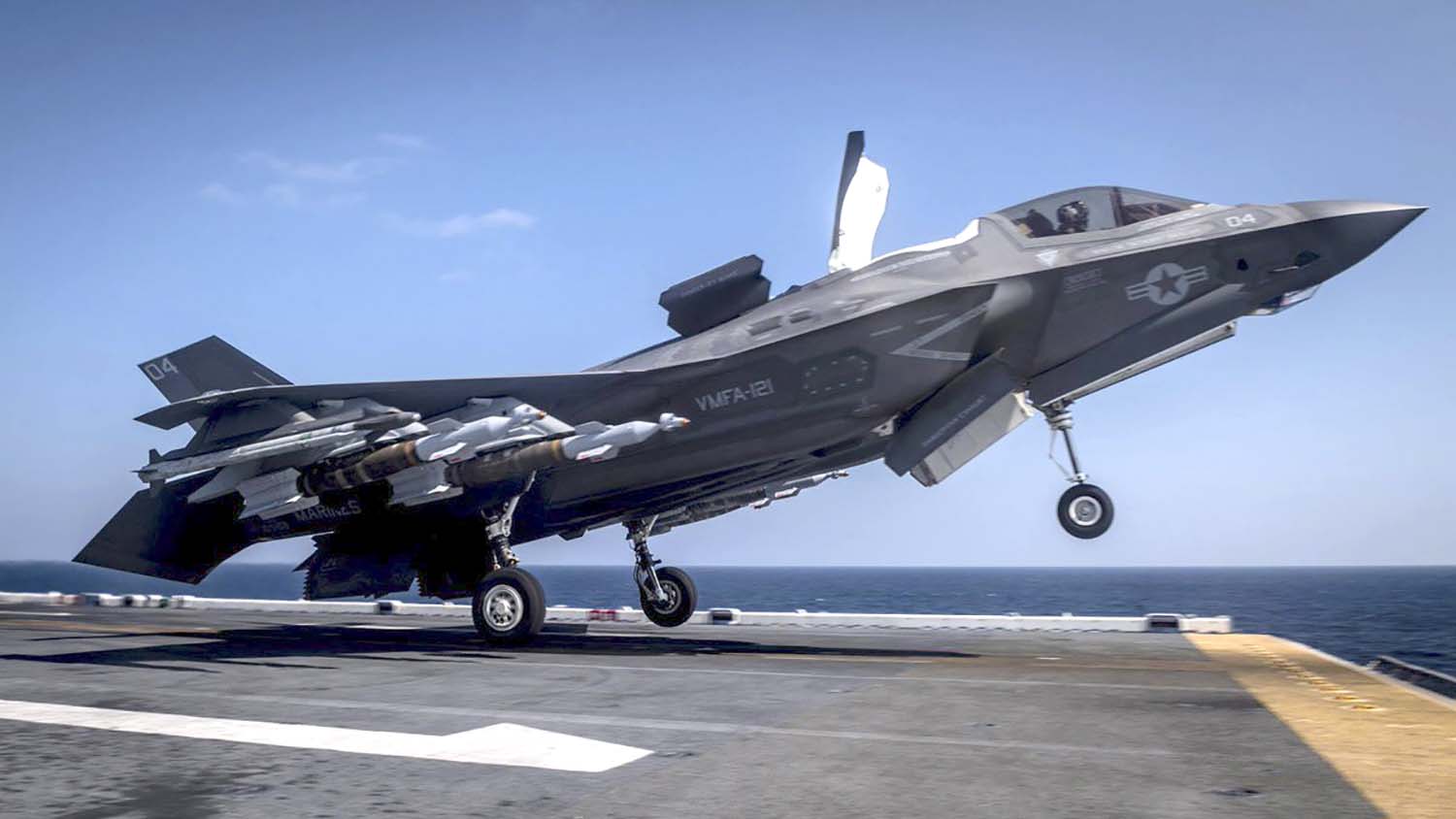 F-35B del escuadrón de los Marines VFMA-21 Green Knights, despegando del USS Wasp, similar al que se incorporará a la Fuerza Aérea de Singpaur.