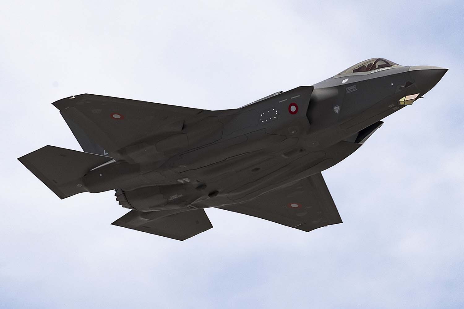 El primer F-35 danés en su primer vuelo. En la parte trasera inferior del fuselaje se pueden ver dos de los reflectores radar usados en los vuelos de prueba, y bajo el morro el sensor del sistema electroóptico de iluminación de blancos.