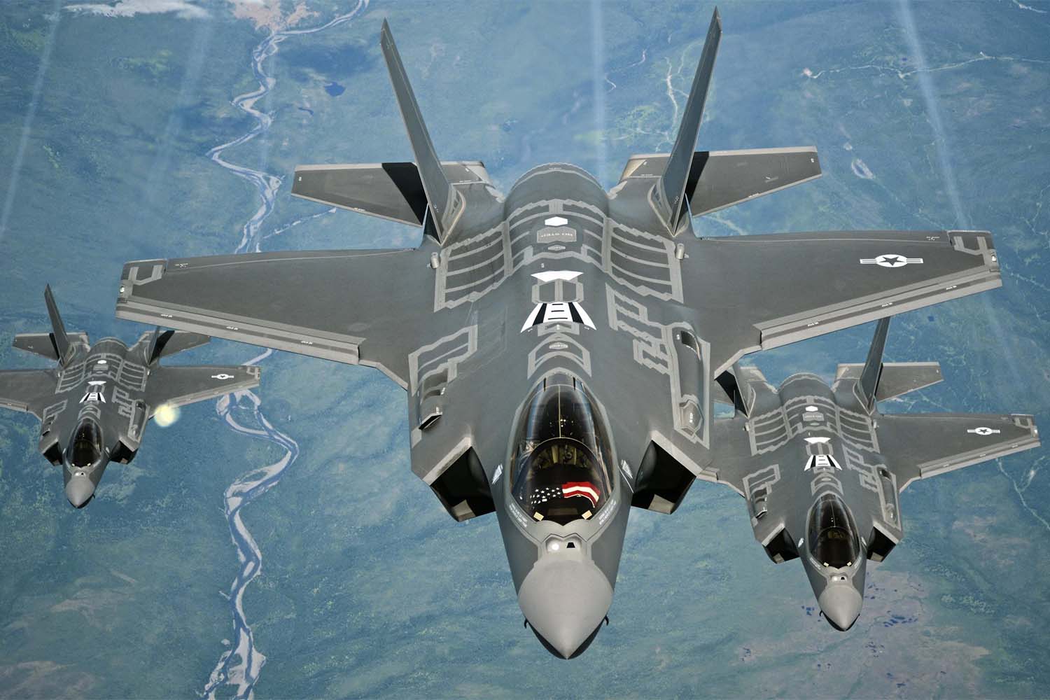 Vuelo en formación de tres Lockheed Martin F-35A de la USAF .