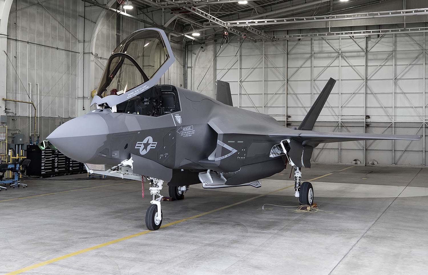 El último F-35 entregado en 2018, en uno de los hangares en la factoría de Fort Worth donde se llevan a cabo las últimas pruebas